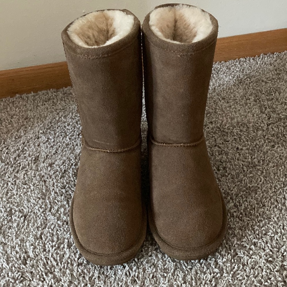 NWOT Bearpaws - size 6